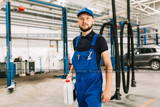 mechanic with oilcan car workshop. Стоковое фото, агентство Ingram Publishing / Фотобанк Лори