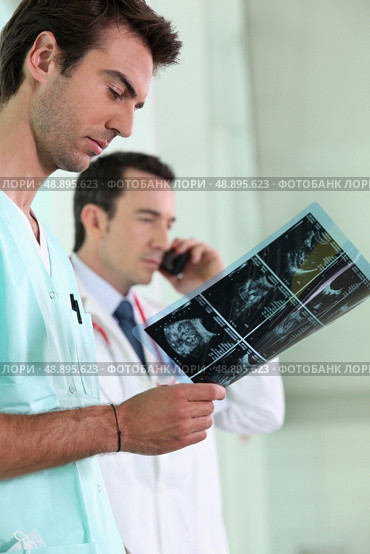 Medics looking at a scan. Стоковое фото, агентство Ingram Publishing / Фотобанк Лори