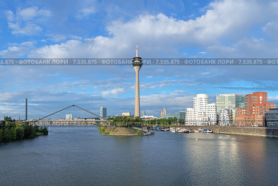Медийная гавань Дюссельдорфа с телебашней Rheinturm и комплексом зданий Neuer Zollhof (Новая Таможня), Германия (2015 год). Стоковое фото, фотограф Михаил Марковский / Фотобанк Лори