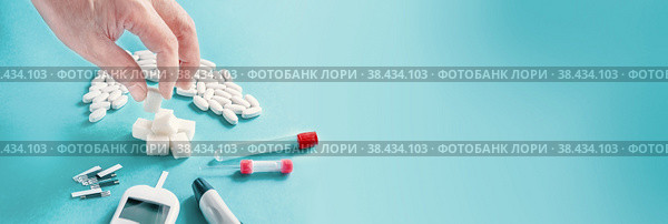 Медицина, диабет, гликемия, здравоохранение и концепция людей - крупный план руки с сахаром, глюкометром и тест-полосками на синем фоне. Диабетическое оборудование. концепция диабетической болезни с пространством для копирования. баннер Всемирного дня борьбы с диабетом. Стоковое фото, фотограф Оксана Медведева / Фотобанк Лори