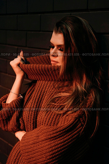 medium shot woman holding sweater. Стоковое фото, агентство Ingram Publishing / Фотобанк Лори