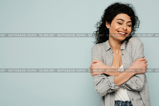 medium shot woman hugging herself. Стоковое фото, агентство Ingram Publishing / Фотобанк Лори