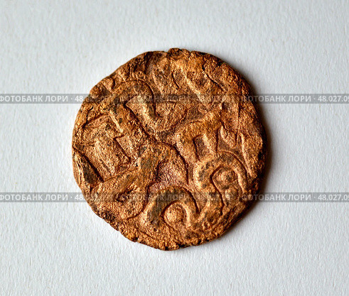 Медная Ордынская монета - Пул. Хизр-хан, Гюлистан, 1360-1361 г. г. Достаточно распространенная монета, хотя хан правил недолго. В отличии от других медных пулов, эта монета отличается брольшей массой. Стоковое фото, фотограф Павел Просянов / Фотобанк Лори