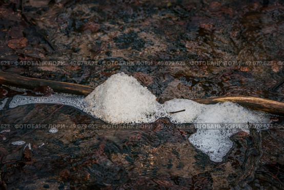 Melting snow in a river in the winter. Стоковое фото, агентство Ingram Publishing / Фотобанк Лори