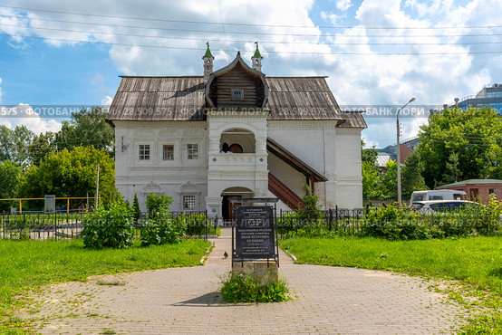 Мемориальная доска на месте, где находилась усадьба в которой родился и жил И.П. Кулибин. Палаты нижегородского купца Афанасия Фирсовича Олисова.  Нижний Новгород (2017 год). Редакционное фото, фотограф Александр Щепин / Фотобанк Лори
