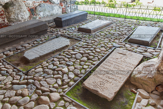 Мемориальный некрополь в Германовском дворике Спасо-Преображенского Соловецкого монастыря (2013 год). Редакционное фото, фотограф Дмитрий Тищенко / Фотобанк Лори
