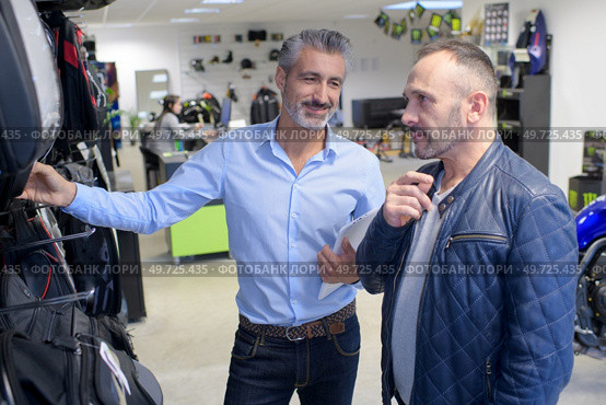 men at a motorbike shop. Стоковое фото, агентство Ingram Publishing / Фотобанк Лори