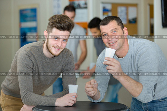 men having cup of drink during break. Стоковое фото, агентство Ingram Publishing / Фотобанк Лори