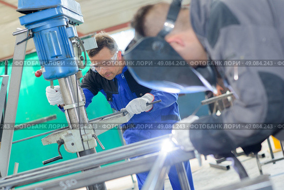 men in the workshop. Стоковое фото, агентство Ingram Publishing / Фотобанк Лори
