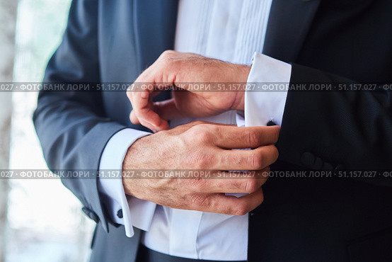 Men's hands correct shirt with cufflinks. Стоковое фото, фотограф Наталия Кирсанова / Фотобанк Лори