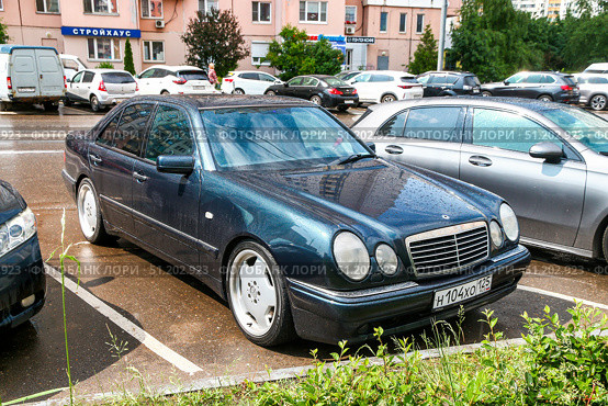 Mercedes-Benz E55 AMG. Редакционное фото, фотограф Art Konovalov / Фотобанк Лори