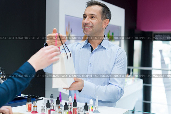 merchandiser of e-cigarettes. Стоковое фото, агентство Ingram Publishing / Фотобанк Лори