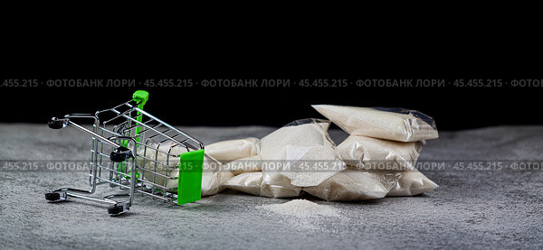 Мешки с сахаром и опрокинутая тележка из супермаркета. Стоковое фото, фотограф Антон Гаев / Фотобанк Лори