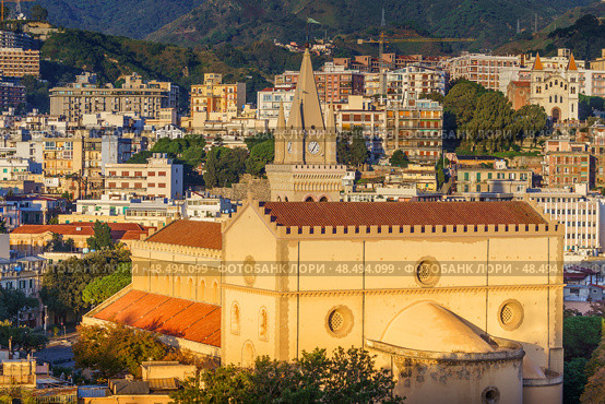 MESSINA, ITALY - NOVEMBER 06, 2018 - Panoramic view of the city and the Duomo di Messina or Messina Cathedral in Sicily. Стоковое фото, фотограф Сергей Богомяко / Фотобанк Лори