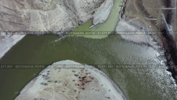Место слияние рек Чуя и Катунь на Алтае сверху / Video from a drone taking off overlooking the confluence of the rivers Chuya and Katun with Camera looks down with rotation. Altai, Siberia, Russia. Стоковое видео, видеограф Сергей Пристяжнюк (Serg Zastavkin) / Фотобанк Лори