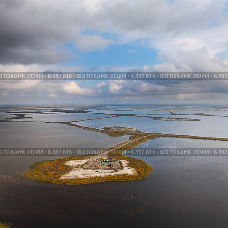 Месторождение нефти на озере Самотлор, вид сверху. Стоковое фото, фотограф Владимир Мельников / Фотобанк Лори