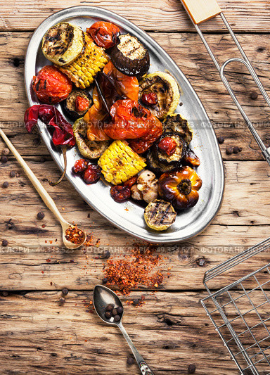 metal plate with grilled vegetables. set of seasonal vegetables fried on grilles. Стоковое фото, агентство Ingram Publishing / Фотобанк Лори