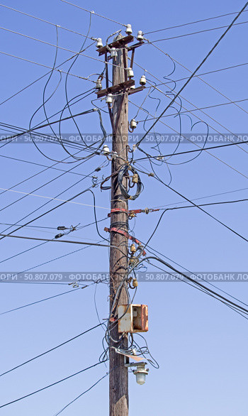 Металлическая опора высоковольтной линии электропередачи. Electric tower high voltage post. Стоковое фото, фотограф Татьяна Д / Фотобанк Лори