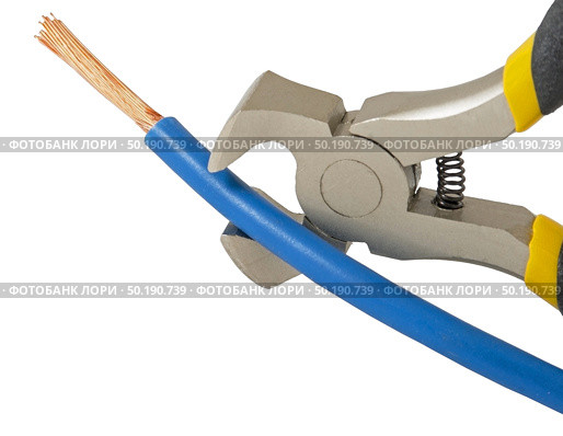 Металлические кусачки режут кабель на белом фоне. Metal nippers is cutting red cable on white background. Стоковое фото, фотограф Татьяна Д / Фотобанк Лори