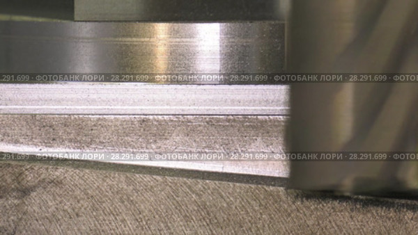 Металлообрабатывающий станок - подвижный портал и работающий резец. 2 плана. Machining center - movable portal and workink cutter. 2 shots. Стоковое видео, видеограф Евгений Романов / Фотобанк Лори