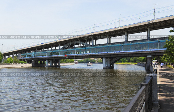 Метромост в Лужниках (2012 год). Редакционное фото, фотограф Алёшина Оксана / Фотобанк Лори