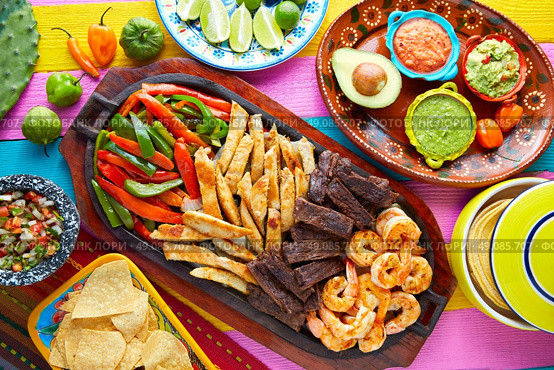 Mexican combo beef and chicken fajitas with shrimp. Стоковое фото, агентство Ingram Publishing / Фотобанк Лори