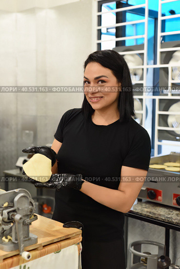 Mexican woman making tacos in a kitchen of a mexican cafe (2022 год). Стоковое фото, фотограф Татьяна Терехина / Фотобанк Лори