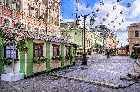 МХТ имени Чехова, Пасхальные украшения, Камергерский переулок, Москва (2016 год). Стоковое фото, фотограф Baturina Yuliya / Фотобанк Лори