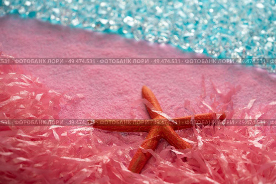 Microplastic pollution in ocean sea concept pink starfish on the beach. Стоковое фото, агентство Ingram Publishing / Фотобанк Лори