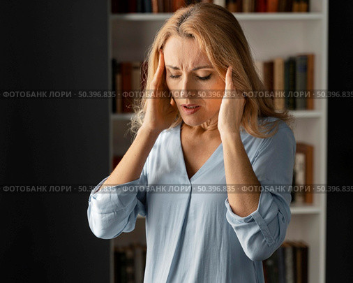 mid shot woman therapist holding hands head. Стоковое фото, агентство Ingram Publishing / Фотобанк Лори