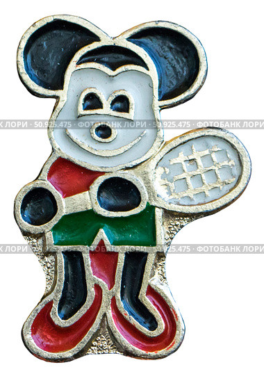 Микки-Маус — мультипликационный персонаж, один из символов компании The Walt Disney Company и американской поп-культуры в целом. Представляет собой антропоморфного мышонка. Нагрудный значок выпущенный в СССР. Редакционное фото, фотограф Евгений Мухортов / Фотобанк Лори