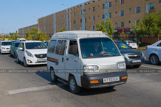 Микроавтобус "Шевроле Дамас" в городском трафике солнечным днем. Ургенч, Узбекистан (2022 год). Редакционное фото, фотограф Виктор Карасев / Фотобанк Лори