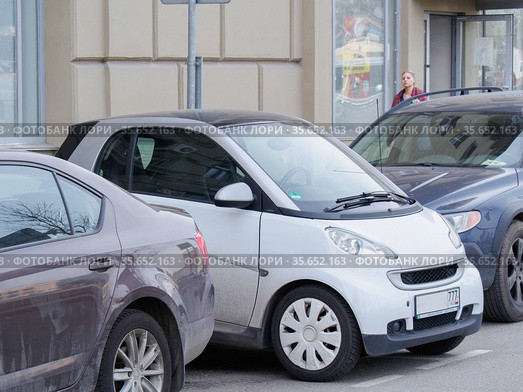 Микрокар Smart Fortwo занимает минимум места на платной парковке (2021 год). Редакционное фото, фотограф Сайганов Александр / Фотобанк Лори