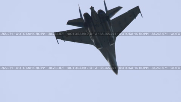 Military plane is flying down. Стоковое видео, видеограф Игорь Жоров / Фотобанк Лори