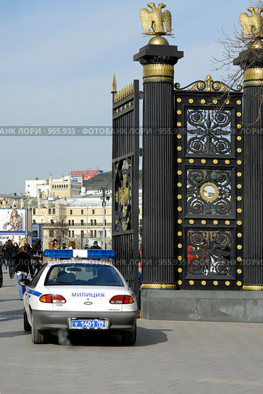 Милицейская машина у Александровского Сада (2009 год). Редакционное фото, фотограф Синицын Игорь / Фотобанк Лори