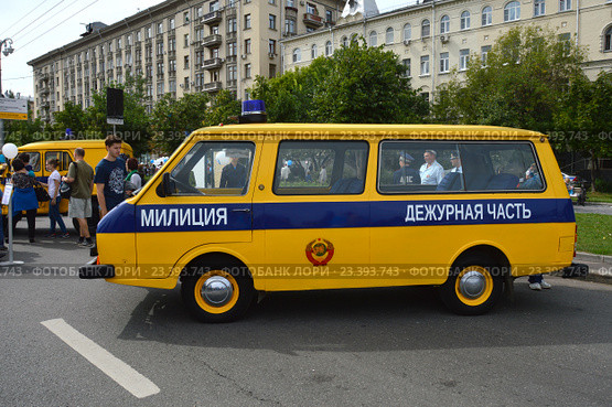 Милицейский автомобиль РАФ-22038 на традиционном параде ретротехники. Праздник московского автобуса ГУП "Мосгортранс" (2016 год). Редакционное фото, фотограф lana1501 / Фотобанк Лори