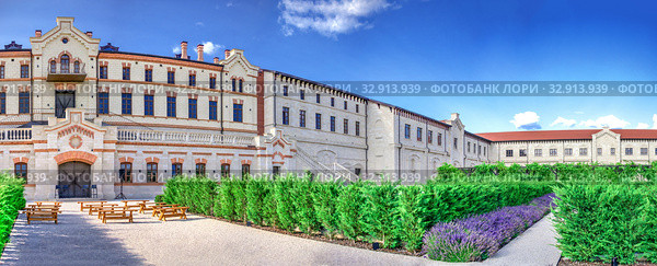 Mimi Castle Winery in Anenii, Moldova (2019 год). Редакционное фото, фотограф Sergii Zarev / Фотобанк Лори