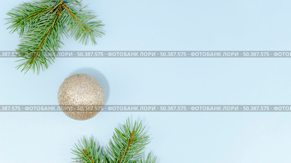 minimalist christmas ball pine leaves with copy space. Стоковое фото, агентство Ingram Publishing / Фотобанк Лори