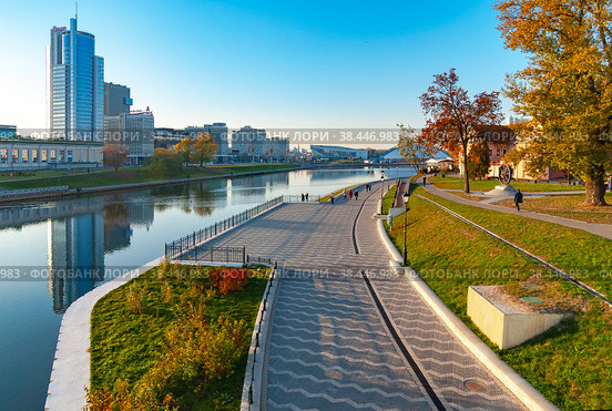 Minsk. Belarus - October 12, 2018: Svisloch River embankment in the center of Minsk. Редакционное фото, фотограф Зобков Юрий / Фотобанк Лори