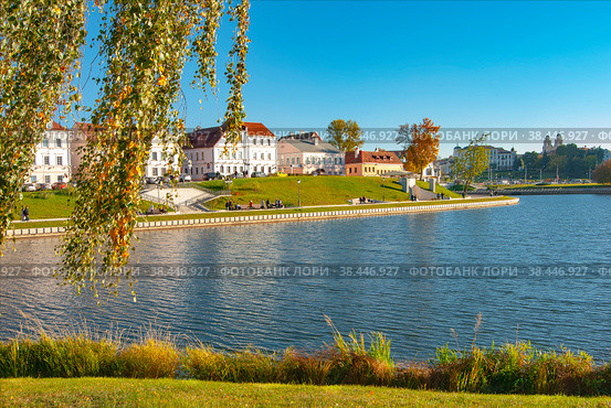 Minsk. Belarus - October 12, 2018: The bank of the Svisloch River in the center of Minsk. View through birch foliage from the Island of Tears. Редакционное фото, фотограф Зобков Юрий / Фотобанк Лори
