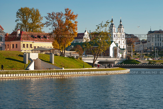 Minsk. Belarus - October 12, 2018: View of the Svisloch River in the center of Minsk. Стоковое фото, фотограф Зобков Юрий / Фотобанк Лори