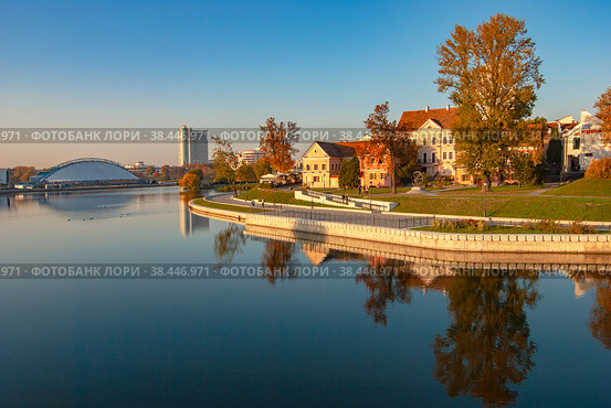 Minsk. Belarus - October 17, 2018: View of the Svisloch River in the center of Minsk. Стоковое фото, фотограф Зобков Юрий / Фотобанк Лори