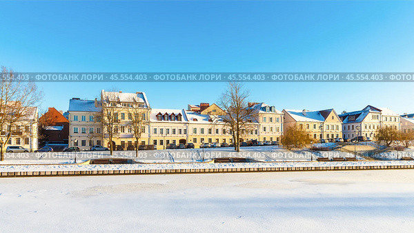 Минск, Беларусь. Троицкое предместье на реке Свислочь. MINSK, BELARUS - January 7, 2024 : Trinity Suburb Traetskae Pradmestse on Svisloch river - historical center, old town of Minsk. Landmark of Belarus capital city Minsk. Стоковое фото, фотограф Елена Серебрякова / Фотобанк Лори
