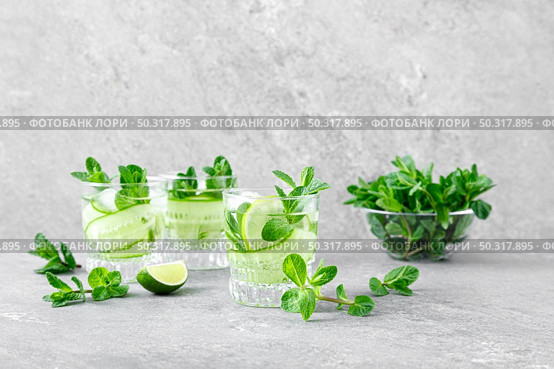 Mint, lime and cucumber refreshing infused detox cocktail with ice, light refreshment summer mocktail. Стоковое фото, агентство Ingram Publishing / Фотобанк Лори