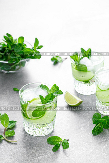 Mint, lime and cucumber refreshing infused detox cocktail with ice, light refreshment summer mocktail. Стоковое фото, агентство Ingram Publishing / Фотобанк Лори