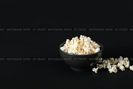 Миска с вкусным попкорном на черном фоне. Стоковое фото, фотограф Pixel_shot / Фотобанк Лори