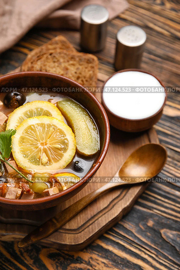 Миска вкусного супа Ходжподж с сметаной на деревянном фоне. Стоковое фото, фотограф Pixel_shot / Фотобанк Лори