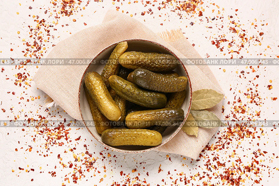 Миска вкусных маринованных огурцов с лавровыми листьями и специями на белом фоне. Стоковое фото, фотограф Pixel_shot / Фотобанк Лори