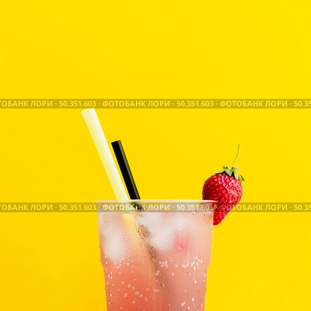 misted glass cocktail with strawberry straws. Стоковое фото, агентство Ingram Publishing / Фотобанк Лори