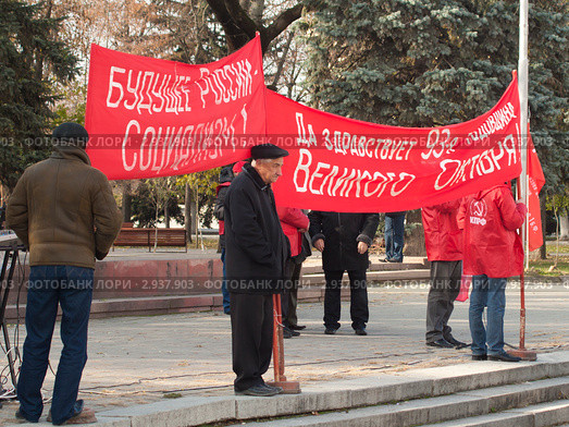 Митинг КПРФ на площади г. Черкесска. Избирательная кампания 2011 года. Редакционное фото, фотограф WalDeMarus / Фотобанк Лори